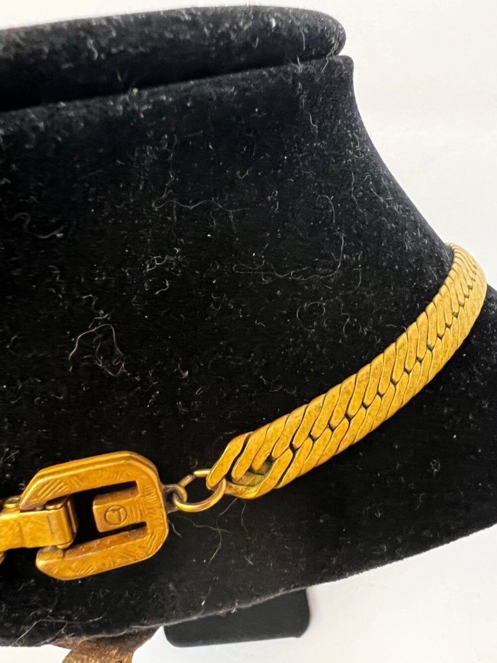 Givenchy Gold Tone Herringbone Chain Necklace With Chunky Clasp 19" - Picture 10 of 10